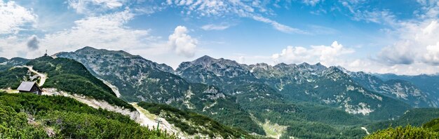 Vue panoramique des montagnes contre le ciel