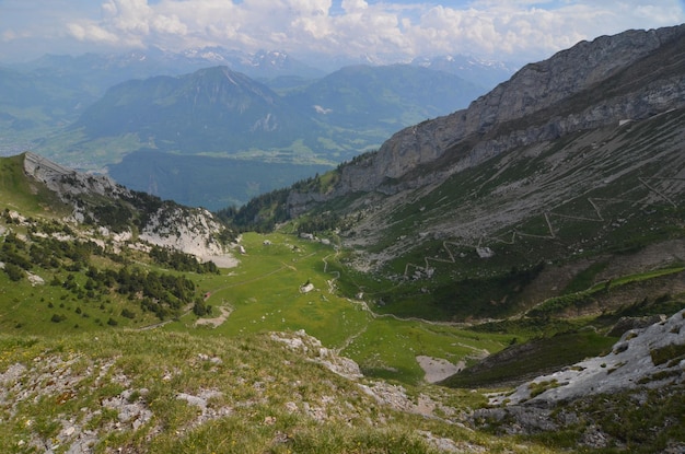 Vue panoramique des montagnes contre le ciel