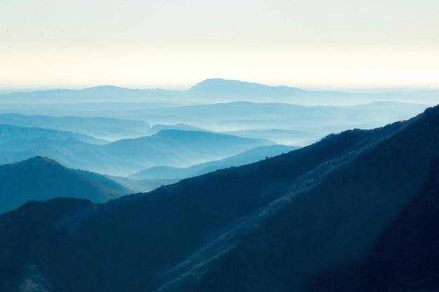 Vue panoramique des montagnes contre le ciel