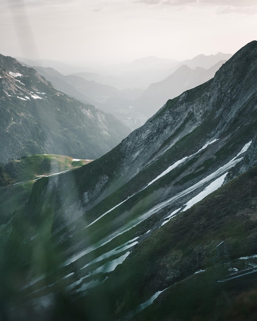 Vue panoramique des montagnes contre le ciel