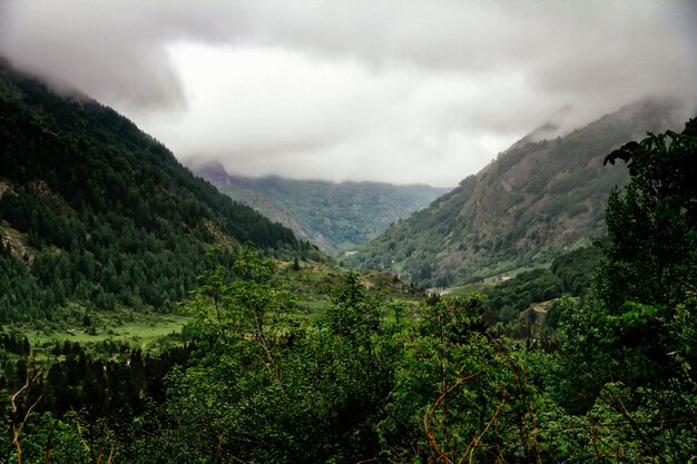 Vue panoramique des montagnes contre le ciel