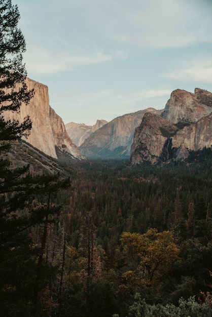 Vue panoramique des montagnes contre le ciel