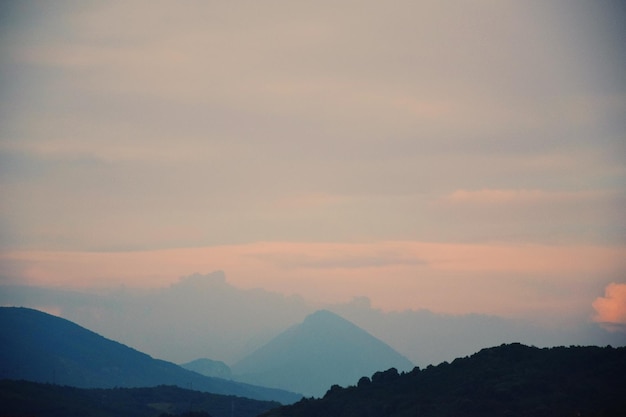 Vue panoramique des montagnes contre le ciel