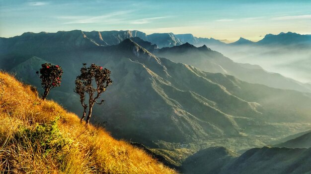 Vue panoramique des montagnes contre le ciel