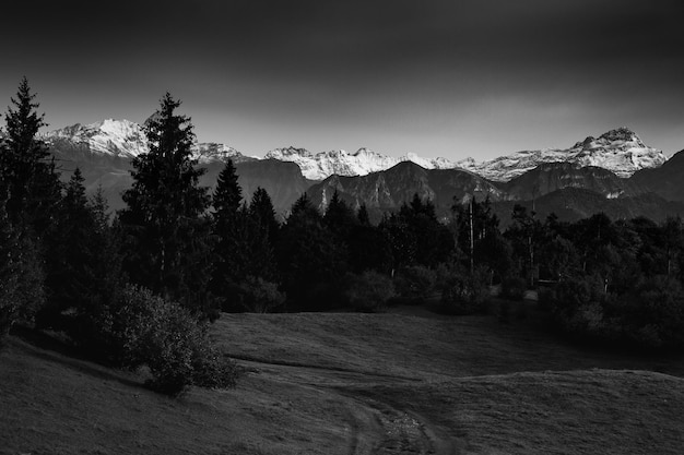 Vue panoramique des montagnes contre le ciel