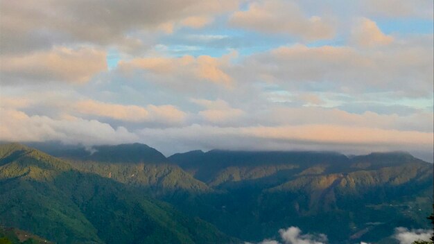 Vue panoramique des montagnes contre le ciel