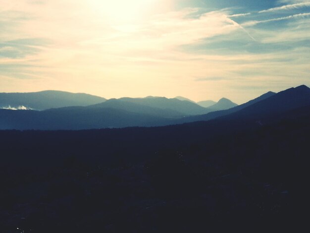 Vue panoramique des montagnes contre le ciel.