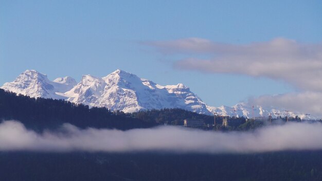 Photo vue panoramique des montagnes couvertes de neige contre le ciel