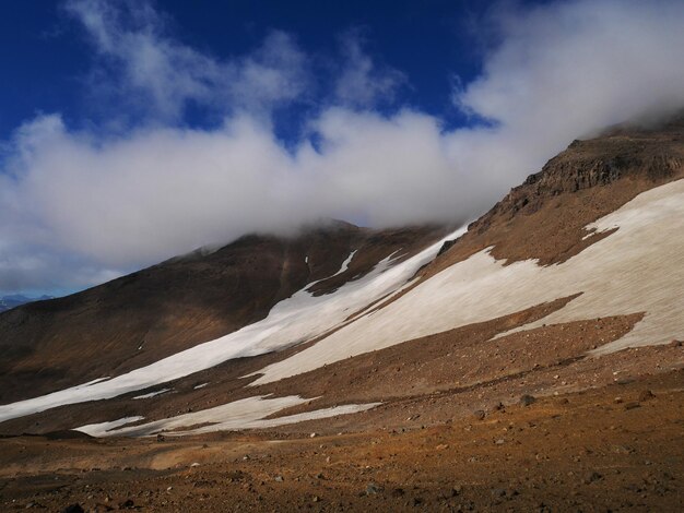 Vue panoramique des montagnes couvertes de neige contre le ciel