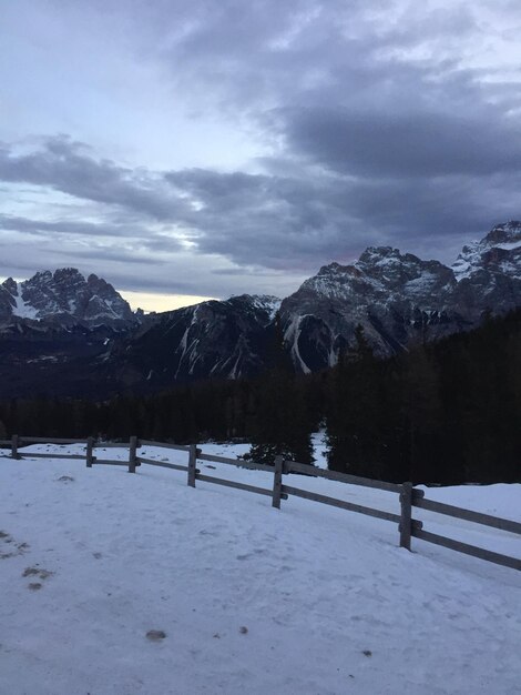 Photo vue panoramique des montagnes couvertes de neige contre le ciel