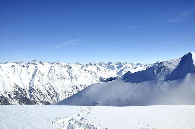 Vue panoramique des montagnes couvertes de neige contre le ciel
