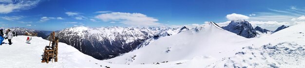 Photo vue panoramique des montagnes couvertes de neige contre le ciel