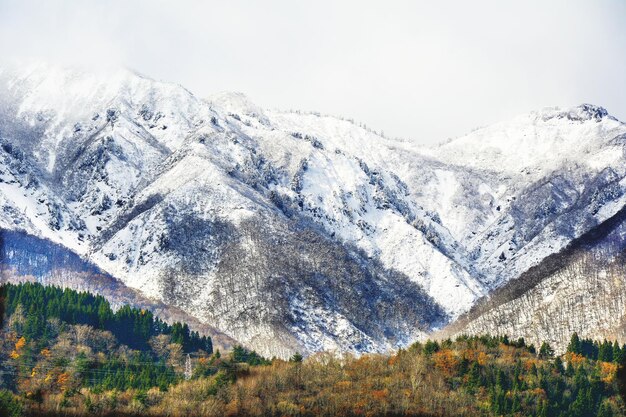 Photo vue panoramique des montagnes couvertes de neige contre le ciel