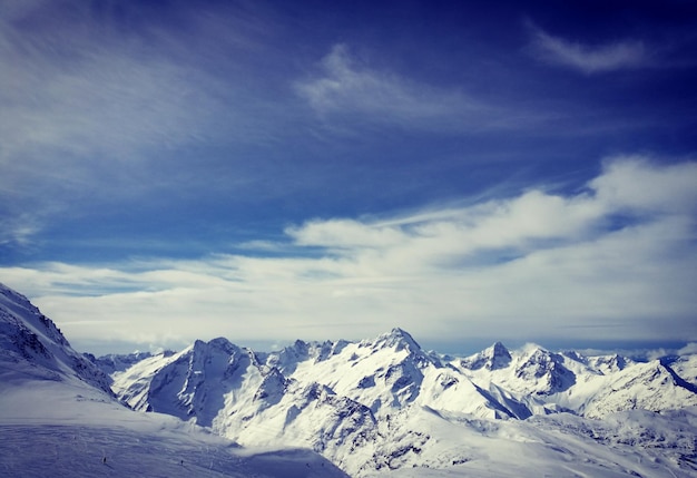 Vue panoramique des montagnes couvertes de neige contre le ciel