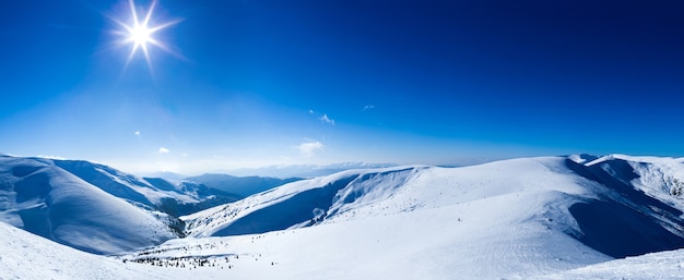 Photo vue panoramique sur les montagnes couvertes de neige par jour glacial d'hiver clair