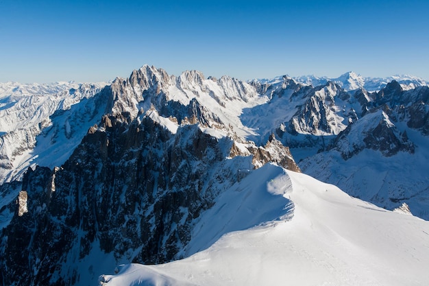 Photo vue panoramique des montagnes couvertes de neige