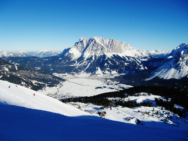 Vue panoramique des montagnes couvertes de neige