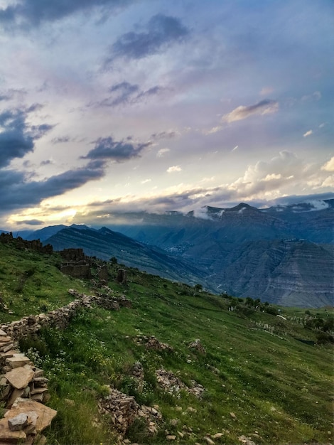 Vue panoramique sur les montagnes depuis l'ancien village de Goor Russie Daghestan 2021
