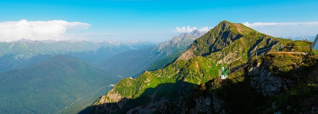 Vue panoramique sur les montagnes du Caucase au coucher du soleil en été