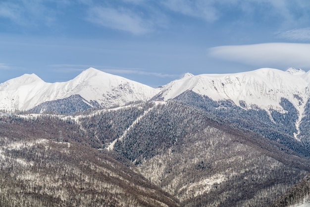 Vue panoramique sur les montagnes du Caucase de la station de ski Krasnaya Polyana, Sotchi, Russie.