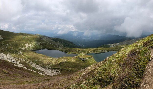 Photo vue panoramique des montagnes et du lac contre le ciel