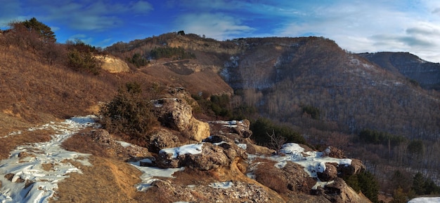 Vue panoramique sur les montagnes du parc Kislovodsky Resort