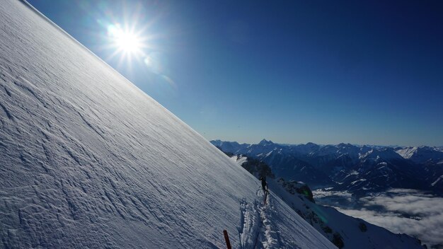 Vue panoramique des montagnes enneigées sur un ciel dégagé