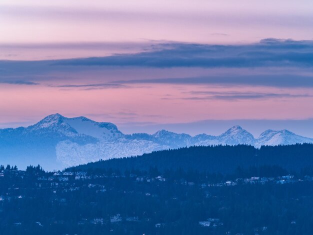 Photo vue panoramique des montagnes enneigées contre le ciel au coucher du soleil