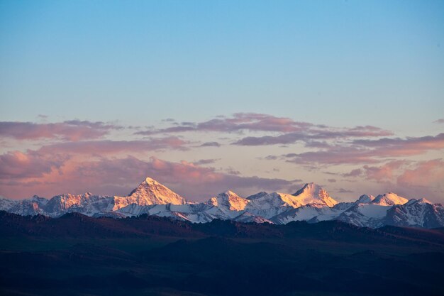 Photo vue panoramique des montagnes enneigées contre le ciel au coucher du soleil