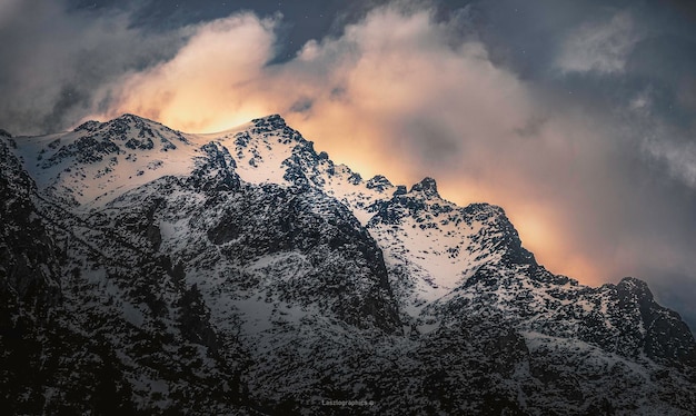 Vue panoramique des montagnes enneigées contre le ciel au coucher du soleil