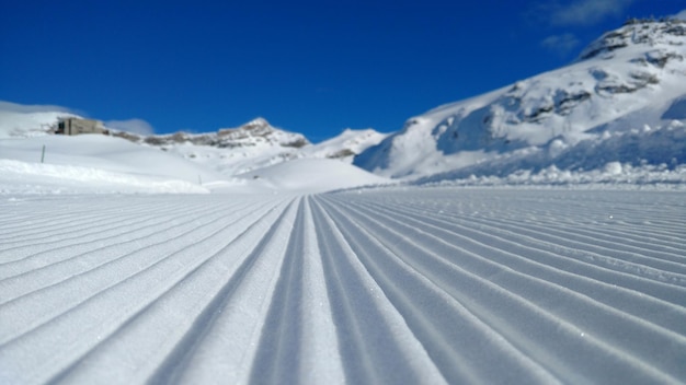 Photo vue panoramique des montagnes enneigées contre un ciel bleu clair