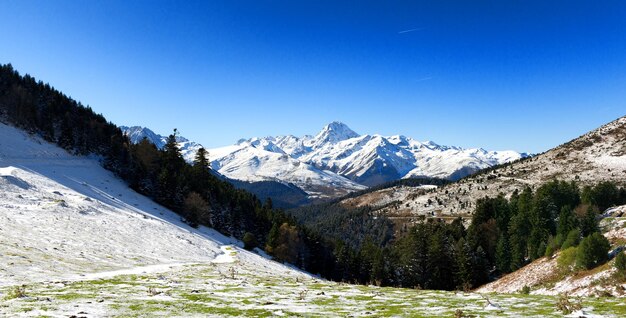 Photo vue panoramique des montagnes enneigées contre un ciel bleu clair