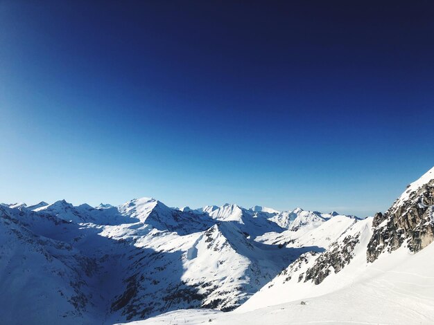 Vue panoramique des montagnes enneigées contre un ciel bleu clair