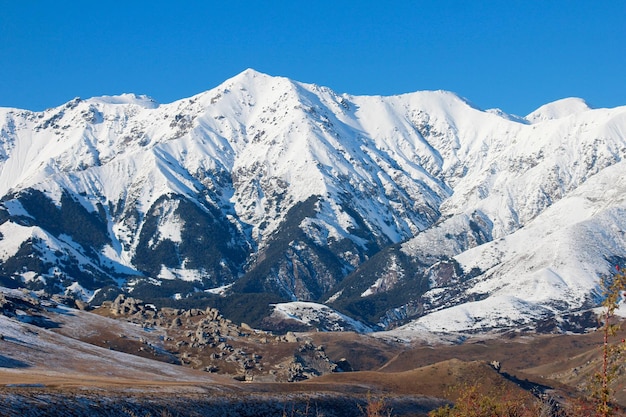 Vue panoramique des montagnes enneigées contre le ciel bleu