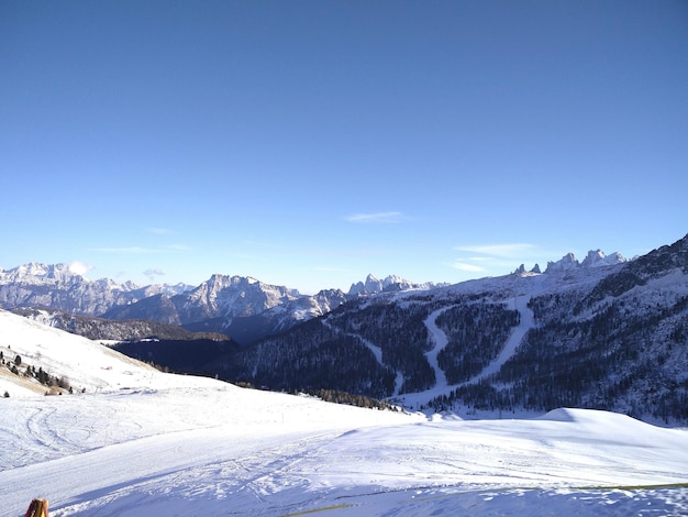 Vue panoramique des montagnes enneigées contre le ciel bleu