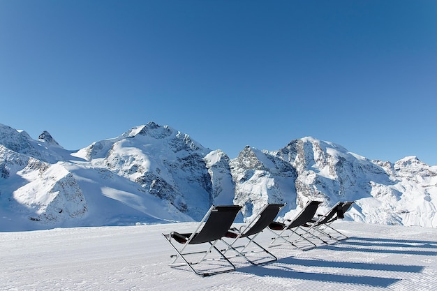 Photo vue panoramique des montagnes enneigées contre le ciel bleu