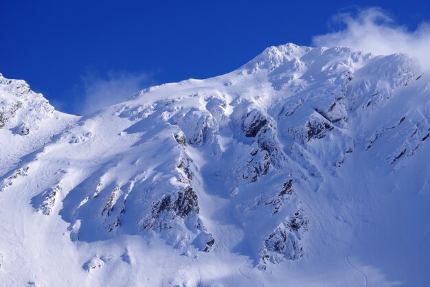 Vue panoramique des montagnes enneigées contre le ciel bleu