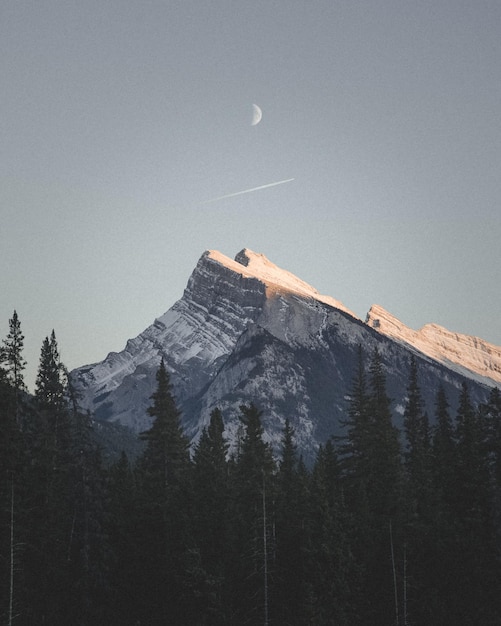 Vue panoramique des montagnes enneigées contre un ciel dégagé au coucher du soleil