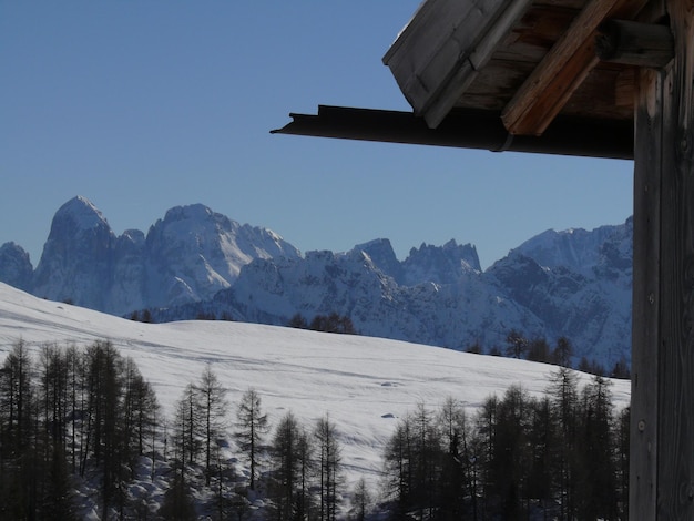 Photo vue panoramique des montagnes enneigées contre un ciel dégagé