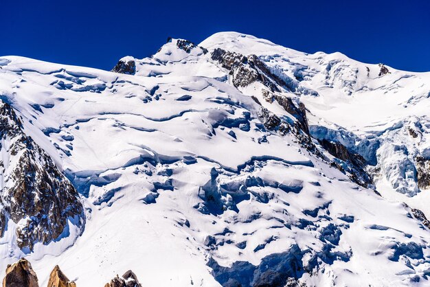 Vue panoramique des montagnes enneigées contre un ciel dégagé