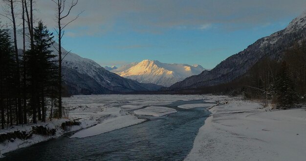 Photo vue panoramique des montagnes enneigées contre le ciel en hiver