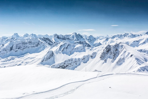 Vue panoramique des montagnes enneigées contre le ciel