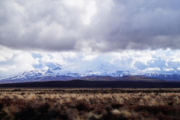 Vue panoramique des montagnes enneigées contre le ciel