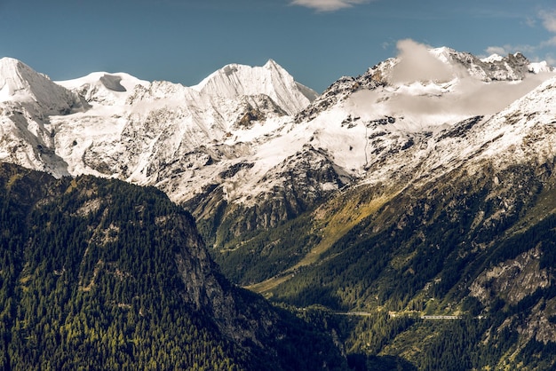 Vue panoramique des montagnes enneigées contre le ciel