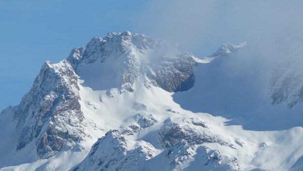 Photo vue panoramique des montagnes enneigées contre le ciel