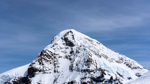 Photo vue panoramique des montagnes enneigées contre le ciel