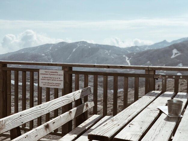 Vue panoramique des montagnes enneigées contre le ciel