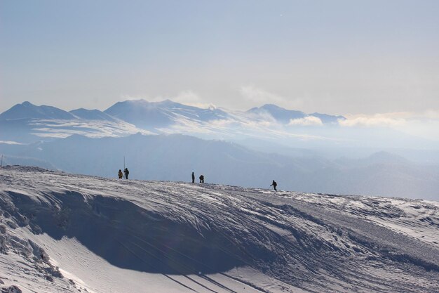 Photo vue panoramique des montagnes enneigées contre le ciel