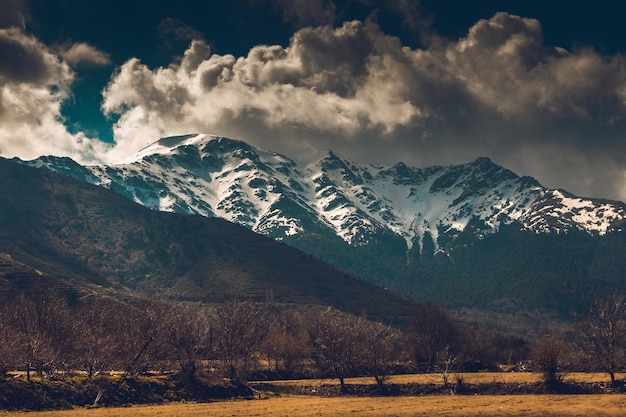 Photo vue panoramique des montagnes enneigées contre le ciel