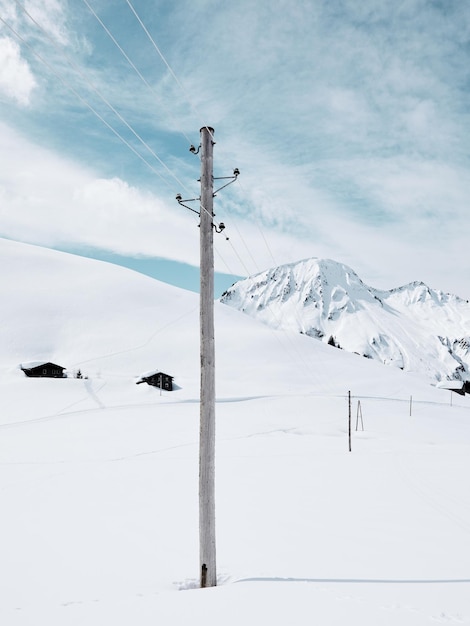 Vue panoramique des montagnes enneigées contre le ciel